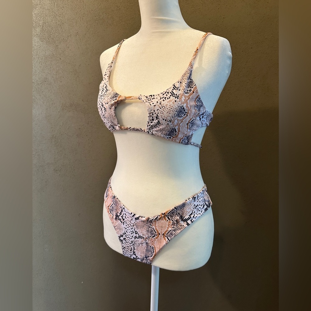 Women’s bikini, size S, perfect condition,cross cross w cut out